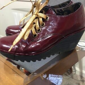 Fly London size 40
Patent leather
Platform lace up